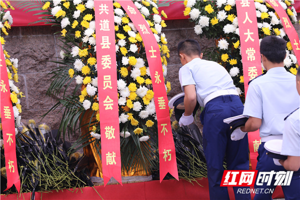 9月30日，在湖南道县革命烈士纪念园，消防官兵向革命烈士纪念碑献花。