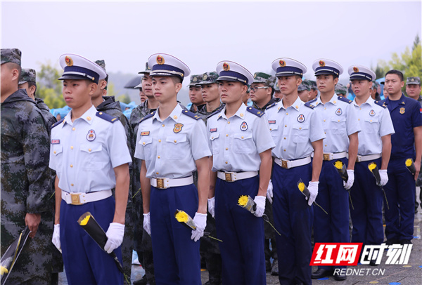 当日是我国第八个烈士纪念日，湖南省永州市道县举行烈士公祭仪式，干部群众、部队官兵、复退军人和学生代表等400余人，来到烈士纪念园宣读祭文、向烈士默哀、向烈士纪念碑献花，缅怀英雄先烈，重温英雄事迹，传承革命精神。