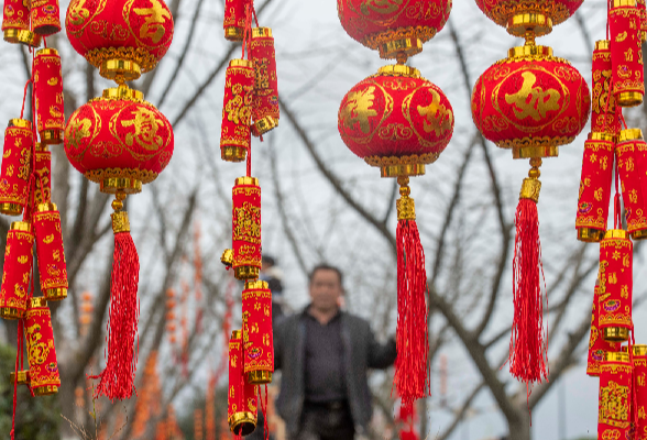 湖南道县：灯笼高高挂 街头年味浓（组图）