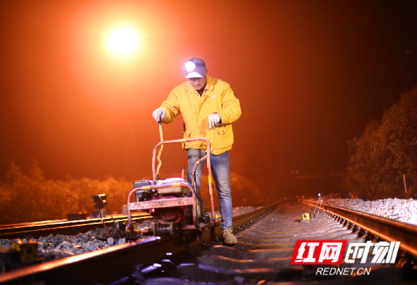 维修工队对铁路进行维修养护作业。