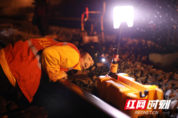 维修工队对铁路进行维修养护作业。