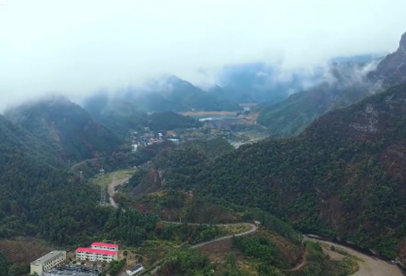 江永源口瑶族乡：小雪雨霁峰峦秀 云雾缭绕瑶乡美