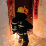 永州零陵：老人家中熏艾草浓烟缭绕 邻居报警引来消防员灭“火”