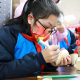 开学第一天 东安这个学校实现了“冰墩墩”自由