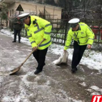 金洞：多部门快速联动 吹响抗击冰雪“集结号”