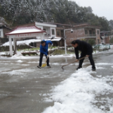 金洞：抗击冰雪 为群众“保驾护航”