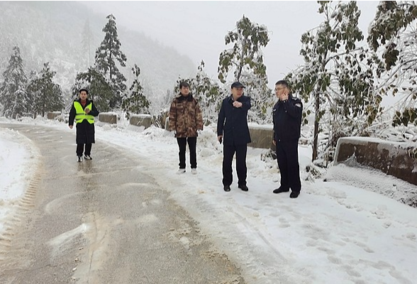 新田：“警色”映雪地 铲雪保畅通