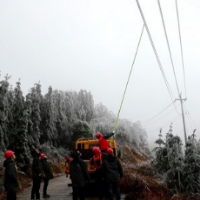 春节我在岗丨湖南新田：未雨绸缪强防范 人工除冰保供电