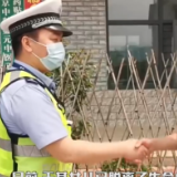 江永：两岁女童被蛇咬 交警上演生死护送
