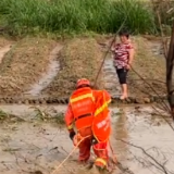 永州蓝山：因暴雨水位上涨1人被困农田 消防紧急救援