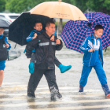 湖南道县：雨中护学 城管“雨”您同行（组图）