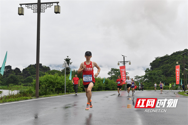 赛道将国家3A级景区上甘棠古村、国家4A级景区勾蓝瑶寨和“十里画廊”3个景区，以及高家、高云等6个古村落有机串联在一条线路上，这条集产业脱贫、乡村旅游、体育健身、生态建设等功能于一体的“微马赛道”，不仅是旅游通景路，还是体育休闲路和生态环保路。