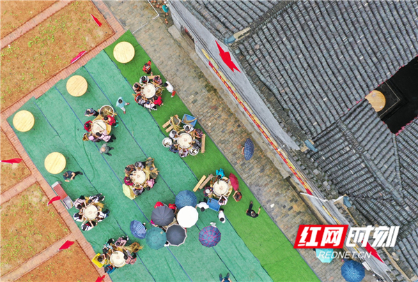 5月31日，在湖南省永州市道县梅花镇贵头村，村民在参加包粽子比赛。
