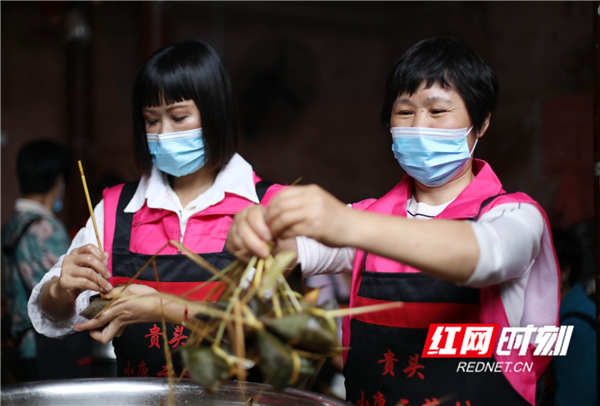 5月31日，在湖南省永州市道县梅花镇贵头村，村民在参加包粽子比赛。