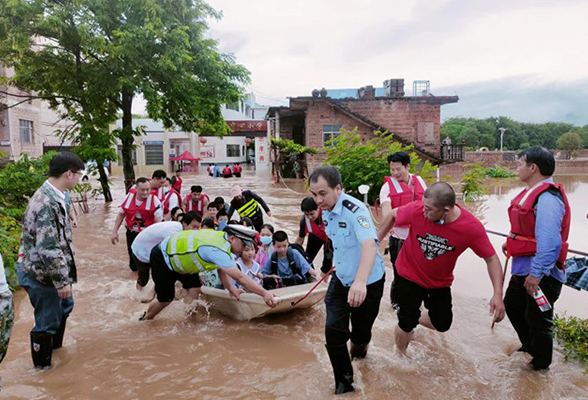 道县交警：全力以赴抗洪抢险 安全转移460余名师生