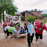 道县交警：全力以赴抗洪抢险 安全转移460余名师生