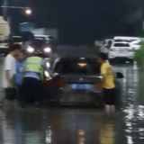 道县：路面积水车辆被困 交警帮助群众推车