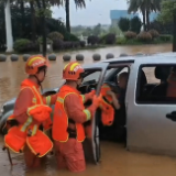 永州江华：连续强降雨致2人被困 消防紧急救援