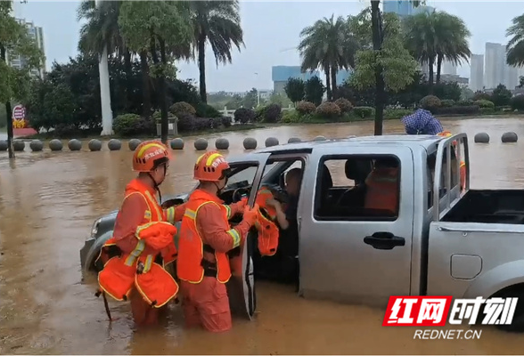 永州江华：连续强降雨致2人被困 消防紧急救援