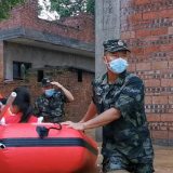 江永：闻“汛”而动 武警官兵紧急转移被困群众