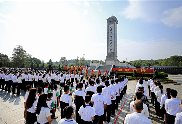 永州市举行2022年烈士纪念日向烈士敬献花篮仪式 朱洪武、陈爱林等领导敬献花篮