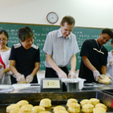 视频丨湖南科技学院：自制月饼意更浓 中外师生一家亲