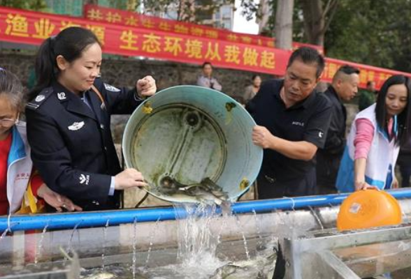 东安县开展“养护水生生物资源 促进人与自然和谐共生”湘江东安段鱼类人工放流活动