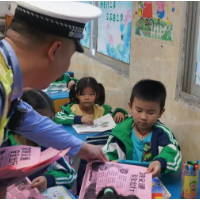 冬季攻势丨零陵交警：“文明交通 绿色出行”交通安全宣传进校园