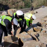 新田交警：及时清理塌方落石保路畅