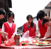 湖南科技学院：别样母亲节！大学生为空巢老人做“暖心饭”