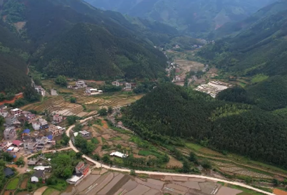 江永：青山四面合 梯田门前栽