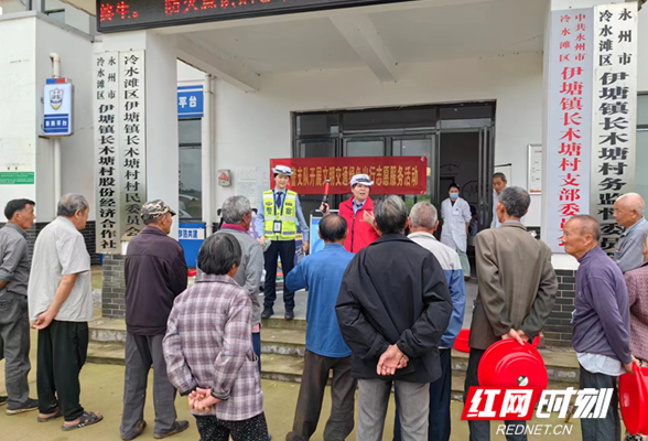 永州市公安局志愿者到伊塘镇长木塘村开展交通安全宣传志愿服务活动