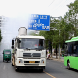 江永：“洒水+雾炮”齐上阵 为城市“消暑降温”