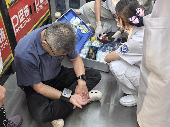 正能量丨湖南退休干部广西街头救人 善举传回乡里获赞