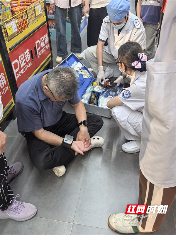 这是被救过来的患者再接受120进一步救治。.jpg