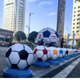 彩绘石墩“踢”出城市活力:永州中邦世纪广场商圈党员志愿者为湘超主场添彩