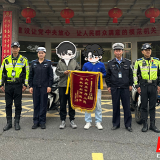道县:交警为生命开道 群众致谢赠锦旗