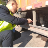 永州高速:收费员化身“应急修理工” 军旅技能“秒变”修车绝活