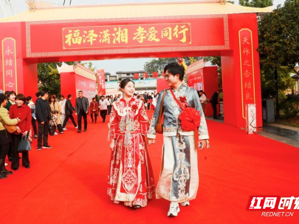 湖南新田：集体婚礼倡新风（组图）