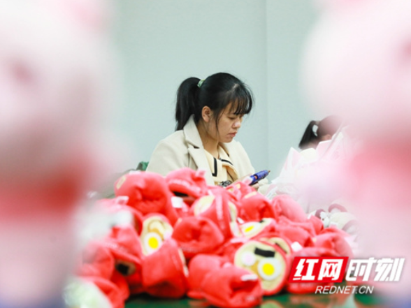 湖南新田：社区“微工厂” 务工顾家两不误（组图）
