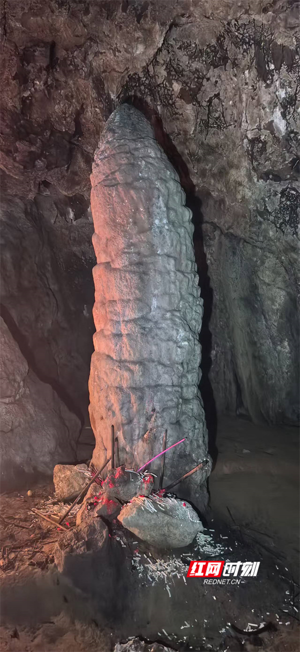 岩洞里的石柱.jpg 岩洞里的石柱.jpg