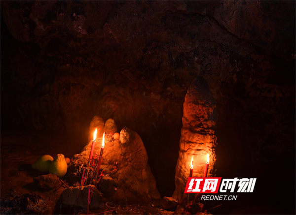 这是岩洞里面村民祭拜老鼠的地方.jpg 这是岩洞里面村民祭拜老鼠的地方.jpg