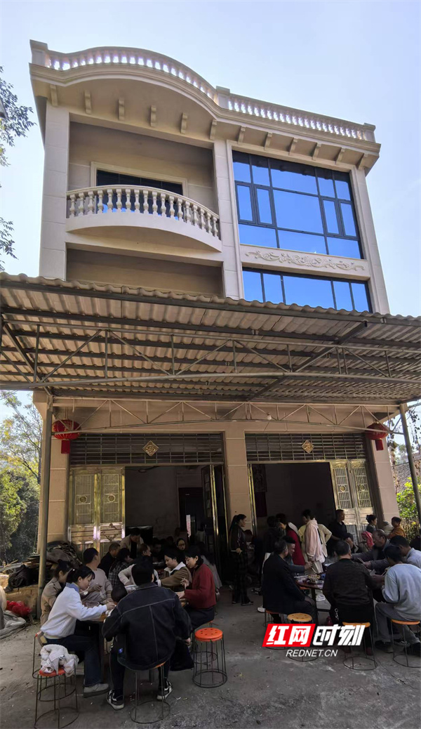 小洋房里,邀请了12桌亲朋好友来过“老鼠节”,村民们以来客多为荣,寓意来年福气旺盛。.jpg 小洋房里,邀请了12桌亲朋好友来过“老鼠节”,村民们以来客多为荣,寓意来年福气旺盛。.jpg