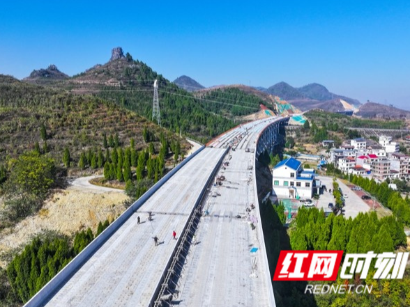 湖南新田：桂新高速成靓丽风景线（组图）