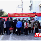 江永交警：“花式”送安全 头盔“戴”回家