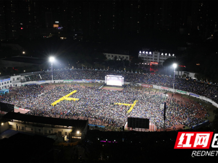 组图丨永州队捧起湘超冠军奖杯