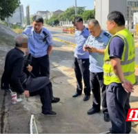 永州高速珠山中心收费大站：八旬老人误闯高速 收费员温情守护