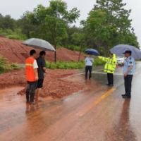新田：交通执法冒雨抢险 三小时打通国道“梗阻”