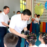 东安：唐何“六一”前夕走访慰问少年儿童