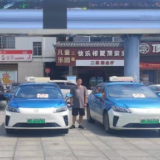 宁远：出租车17年坚守 暖心护航高考